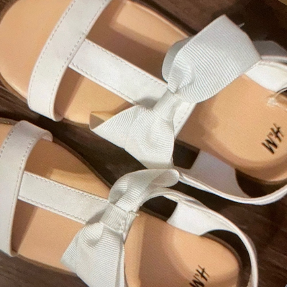 Features stylish bow adorable cream shoes